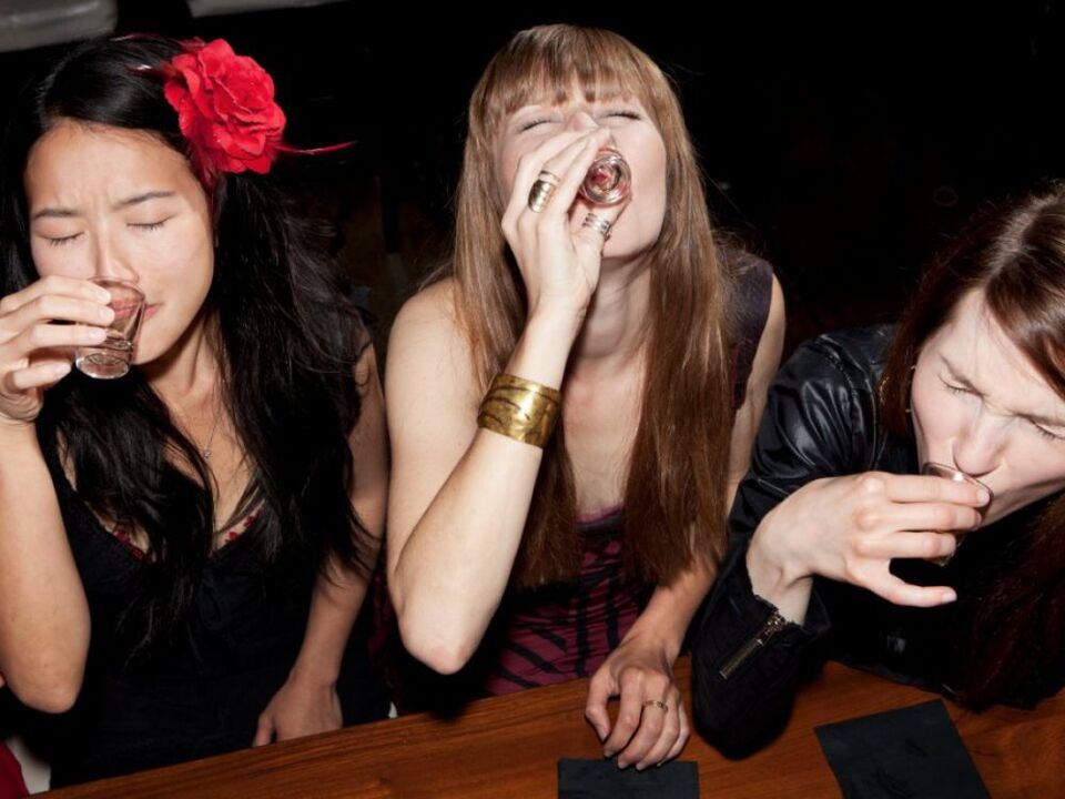 Para combater o alcoolismo, uma mulher precisa interromper as relações com os amigos bebendo