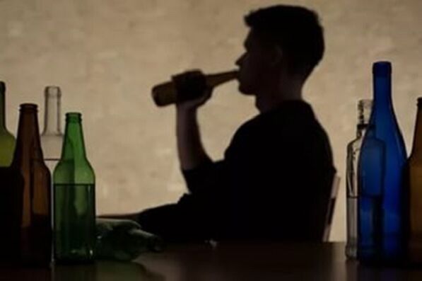 Um homem consome álcool