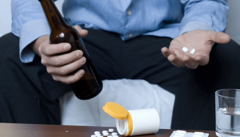 quais antibióticos não devem ser combinados com álcool